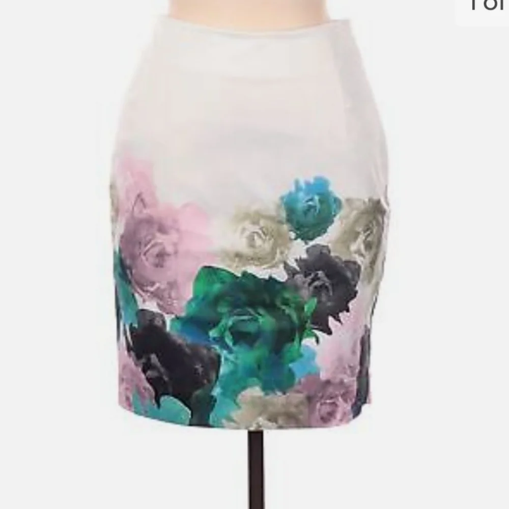 H&M white skirt with colored roses - Picture 2 of 3